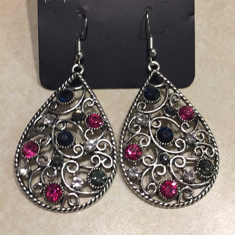 HOST PICK🎉Boutique teardrop with gems earrings